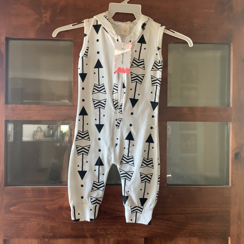 Unisex Kids Hooded Jumper with Arrows